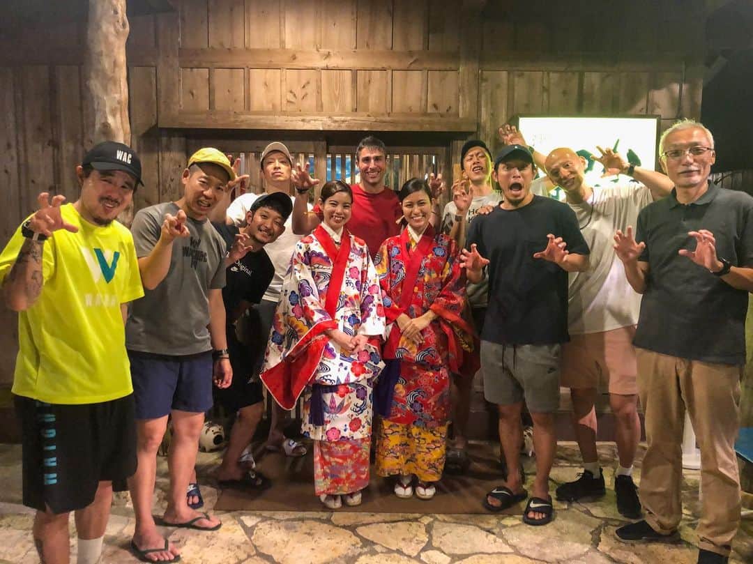 青木康平のインスタグラム：「Watch&C procamp2019 in OKINAWA🏝  DAY7!!!最終日!! 昨年初めてのチャレンジの沖縄キャンプが本当に最高だったから、今年も来ました！ 結果やっぱり沖縄最高🤲🤲怪我人もなく無事に終わりました。👍👍👍 今回も浅黄さん、ゆきお、宮平君、ひさやのお父さん、さやかさん、またよしくん、ジョー、つばさ、しゃもさん、まえしろさん、ほかまさん、マリアちゃんの協力なしでは絶対に上手くいきませんでした。本当にありがとうございました！ そして参加してくれた選手達！みんなの本気で練習する姿は、毎年刺激をもらいます。本当にいいシーズンを過ごして欲しい。バスケットに集中出来る環境に🙏🙏🙏応援してます！ 最後にユーギ ！文句１つ言わず、最後まで一生懸命に指導してくれてありがとう！ 福岡も🙇🙇🙇 ＊ダイスのせいでクタクタ💦💦 @oki.asagi @creay_okinawa_shamo @yonatsuba33 @watarumiyahira  @tomokazu_abe @satoshi24 @iurgic @ark_official_ @elitusacademy @daichishimoyama8 @diceyamaguchi @giving.back.jf @sosuu @haleo_official @narito7 @kiichi_kikuyama @shinji__0 @ijutaka22  #watchandc#watchandcprocamp2019#OKINAWA」