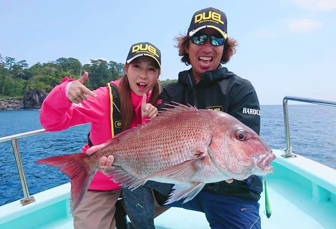 あさいあみさんのインスタグラム写真 - (あさいあみInstagram)「折本さんと #イージーフィッシング ロケ🎣🎣🎣 お見事！でっかーい鯛！！！ ハードコアソリッドスピン32g最強なルアーなんですけど🥺🥺🥺 折本さんが言うように投げたら、根掛かりをよくする私でもルアーロスせず、カサゴやアカハタが釣れたーー！🎣 折本さんのテクニックは、O.Aお楽しみに🤗💖💖💖 #あさいあみ #釣り #DUEL #釣りガール #釣り初心者 #ロックフィッシュ #折本隆由  #オーリー」6月14日 14時11分 - asai_ami