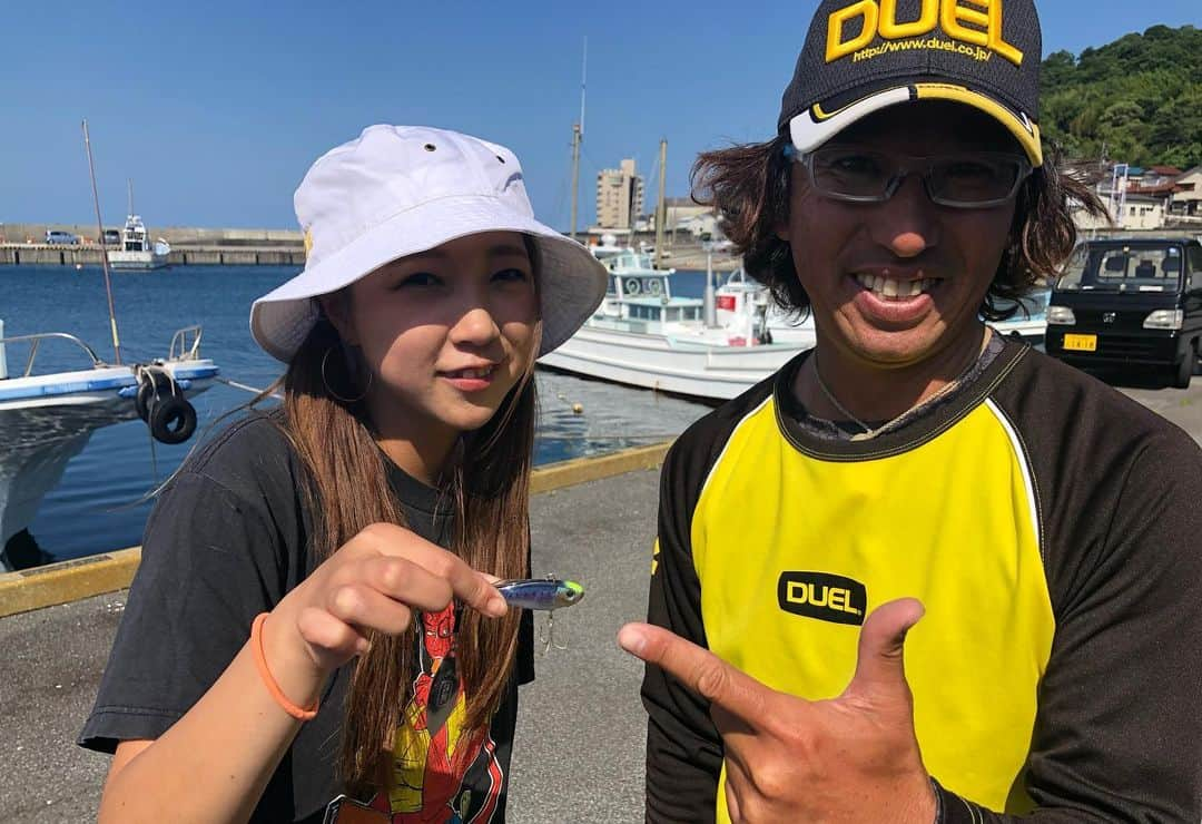 あさいあみさんのインスタグラム写真 - (あさいあみInstagram)「折本さんと #イージーフィッシング ロケ🎣🎣🎣 お見事！でっかーい鯛！！！ ハードコアソリッドスピン32g最強なルアーなんですけど🥺🥺🥺 折本さんが言うように投げたら、根掛かりをよくする私でもルアーロスせず、カサゴやアカハタが釣れたーー！🎣 折本さんのテクニックは、O.Aお楽しみに🤗💖💖💖 #あさいあみ #釣り #DUEL #釣りガール #釣り初心者 #ロックフィッシュ #折本隆由  #オーリー」6月14日 14時11分 - asai_ami