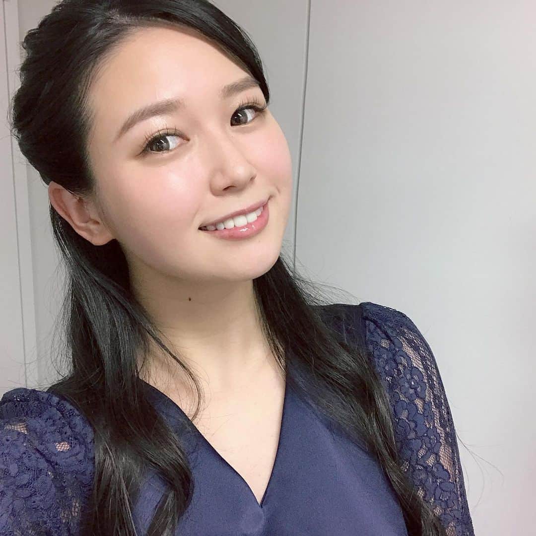 荒井つかささんのインスタグラム写真 - (荒井つかさInstagram)「ハーフアップ🌸🌸🌸 前髪は毎日流したり、ぱっつんにしたり その日のテンションによりけり( ･ᴗ･ ) . . . 金曜日だね、 週末に向けて頑張ろう！ . . . #ヘアアレンジ #ヘアメイク #ハーフアップ #ロングヘアー #黒髪ロング #hairstyle #longhairstyles #longhair #makeup」6月14日 14時19分 - 22tuttu_