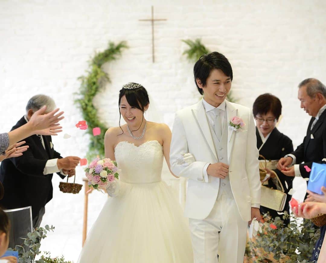 St.AQUA 東京の結婚式場 サンアクアチャペルさんのインスタグラム写真 - (St.AQUA 東京の結婚式場 サンアクアチャペルInstagram)「family wedding . 大切に育ててくれたお父様と歩くバージンロード いつもそばで見守ってくれたお母様の手でベールダウン . 大切な1日はご家族と一緒に . wedding date 2019.6.9 groom&bride Y&H hair&makeup @ayumi.hm_aqua  planner Aya Yakushijin . . #サンアクア #サンアクアチャペル #海の近くのウエディング #2019年春婚  #2019年夏婚 #2019年秋婚  #挙式とお食事会 #船上パーティー #少人数ウエディング #ファミリーウエディング #ウエディングブーケ #会場コーディネート #少人数挙式 #家族婚 #家族挙式 #マタニティウエディング #パパママ婚  #ブライダルフェア #ウエディングドレス #ドレス試着 #結婚式場探し #式場探し #式場見学  #プレ花嫁 #2人挙式  #船上ウエディング #結婚式準備 #竹芝 #日本中のプレ花嫁さんと繋がりたい」6月14日 14時17分 - staquatakeshiba