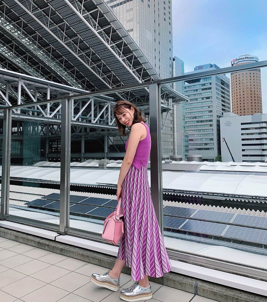 のインスタグラム：「ㅤㅤㅤ ㅤㅤㅤ 大阪駅とわたくし💁‍♀️💓笑 大阪愛してんねん🥰 ㅤㅤㅤ ワンピース→ @eimyistoire_official  バッグ→  @loewe  靴はだいぶ前に買って忘れた🤦‍♀️ ㅤㅤㅤ #ootd #おかじコーデ #岡島かれん #osaka #osakastation」
