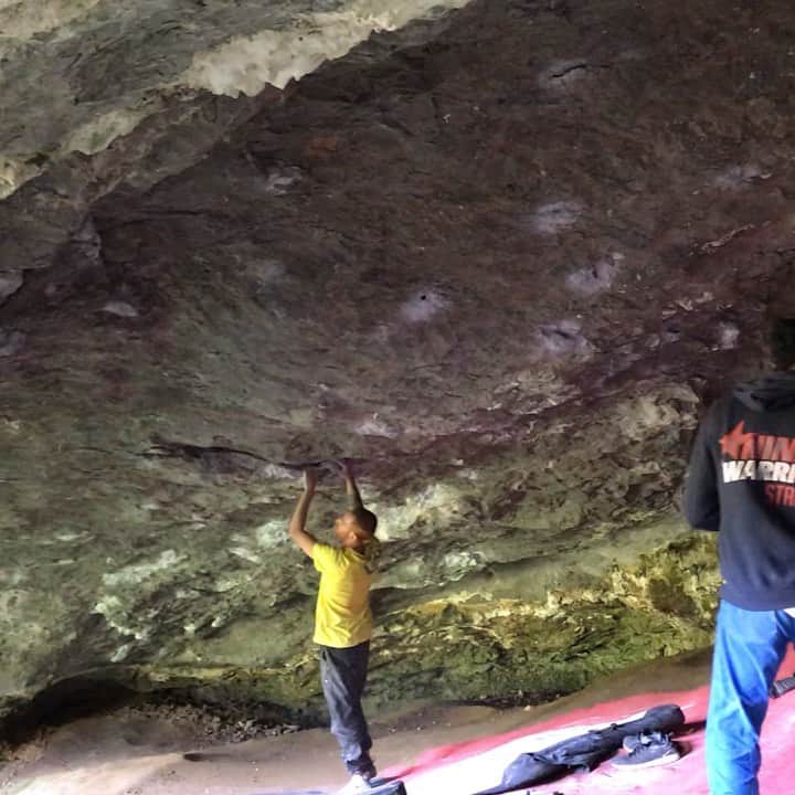 ガブリエル・モローニのインスタグラム：「1 month before the annual Rocklands trip... I am currently trying to get my winter shape back after a few intense months of work and some timid tries to be a sport climber again, after several years of mostly bouldering and comps... Now I feel the motivation is slowly coming back with the South African trip coming closer! First fitness test has been done, in the Baltzola Cave, after a week of work in Bilbao, and I’m pretty satisfied about the result... 🎥: Hay que masticar antes de tragar 8b Counting down the days... #e9team #petzlteam #dinamicheverticalisrl #scarpaspa #frictionlabs @e9clothing_official @scarpaspa @petzl_official @dinamicheverticalisrl @frictionlabs」