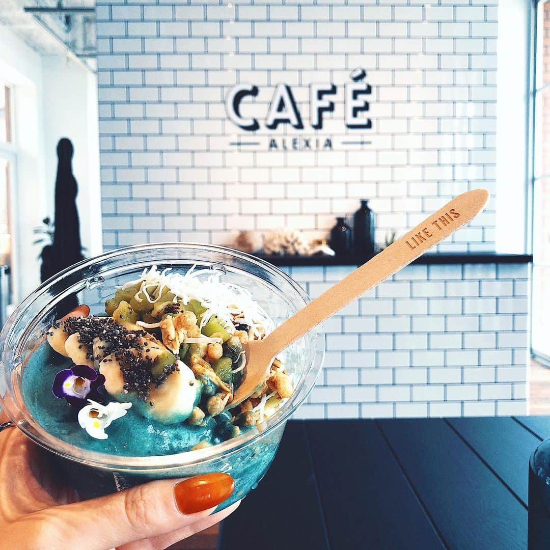 RisaWisteriaのインスタグラム：「今日はみちと横浜へ💕 一足早くCAFE ALEXIAのボウルを 食べさせてもらっちゃった💕 見た目が可愛いだけでなくとーっても美味しかったよ🤩 (写真は食べかけだけどw)  明日から横浜のコンセプトストアにてオープンみたいなので皆さん是非遊びに行ってみてね💕」