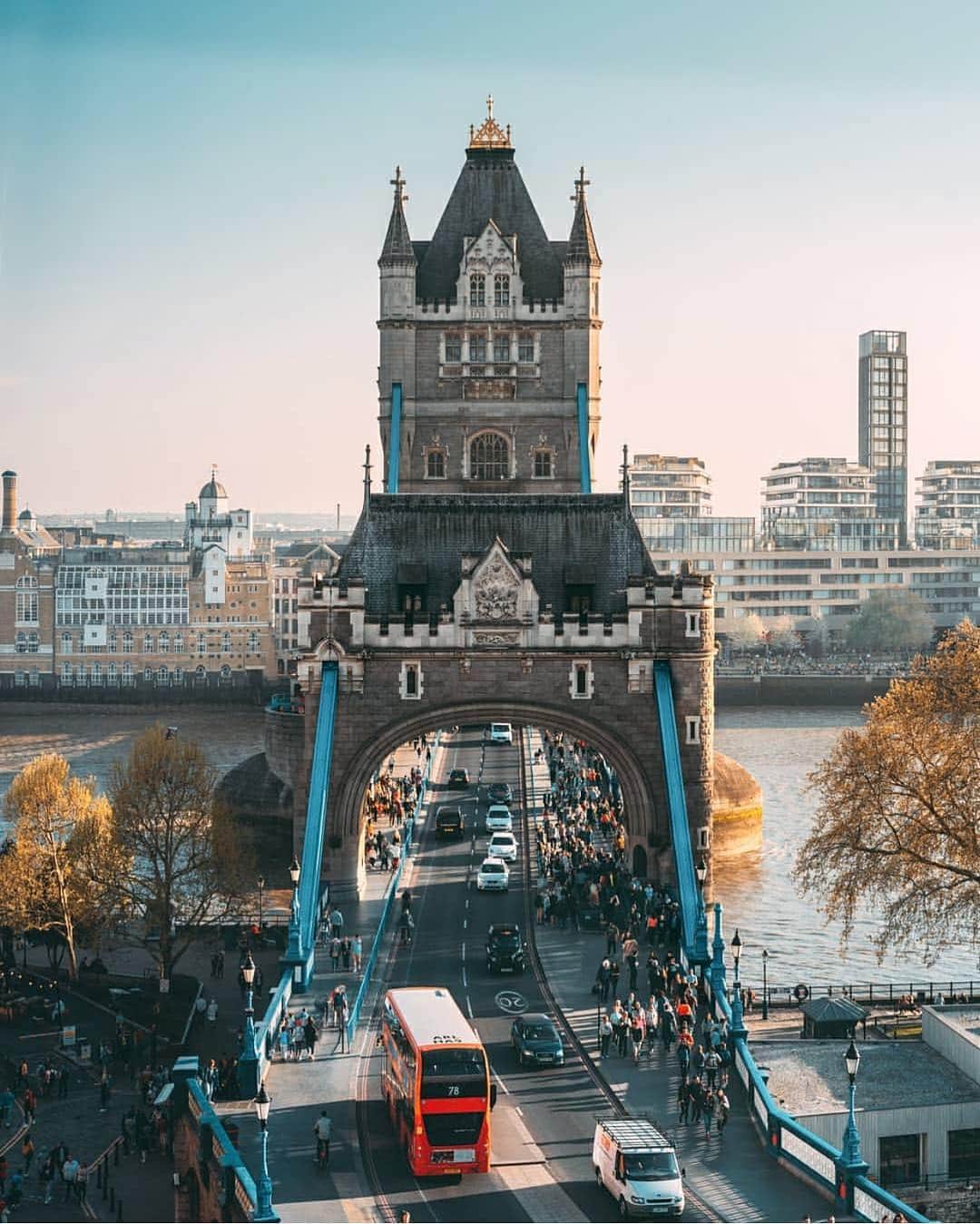 @LONDON | TAG #THISISLONDONさんのインスタグラム写真 - (@LONDON | TAG #THISISLONDONInstagram)「Happy Friday everyone! Stunning views of #TowerBridge courtesy of @theliamman 🔥 If you want to see what it’s like to drive across this beautiful bridge take look in our IGTV! A few months back we drove a Morgan across the bridge - it’s a great watch! ☺️❤️ // #thisislondon #london #happyfriday」6月14日 19時50分 - london