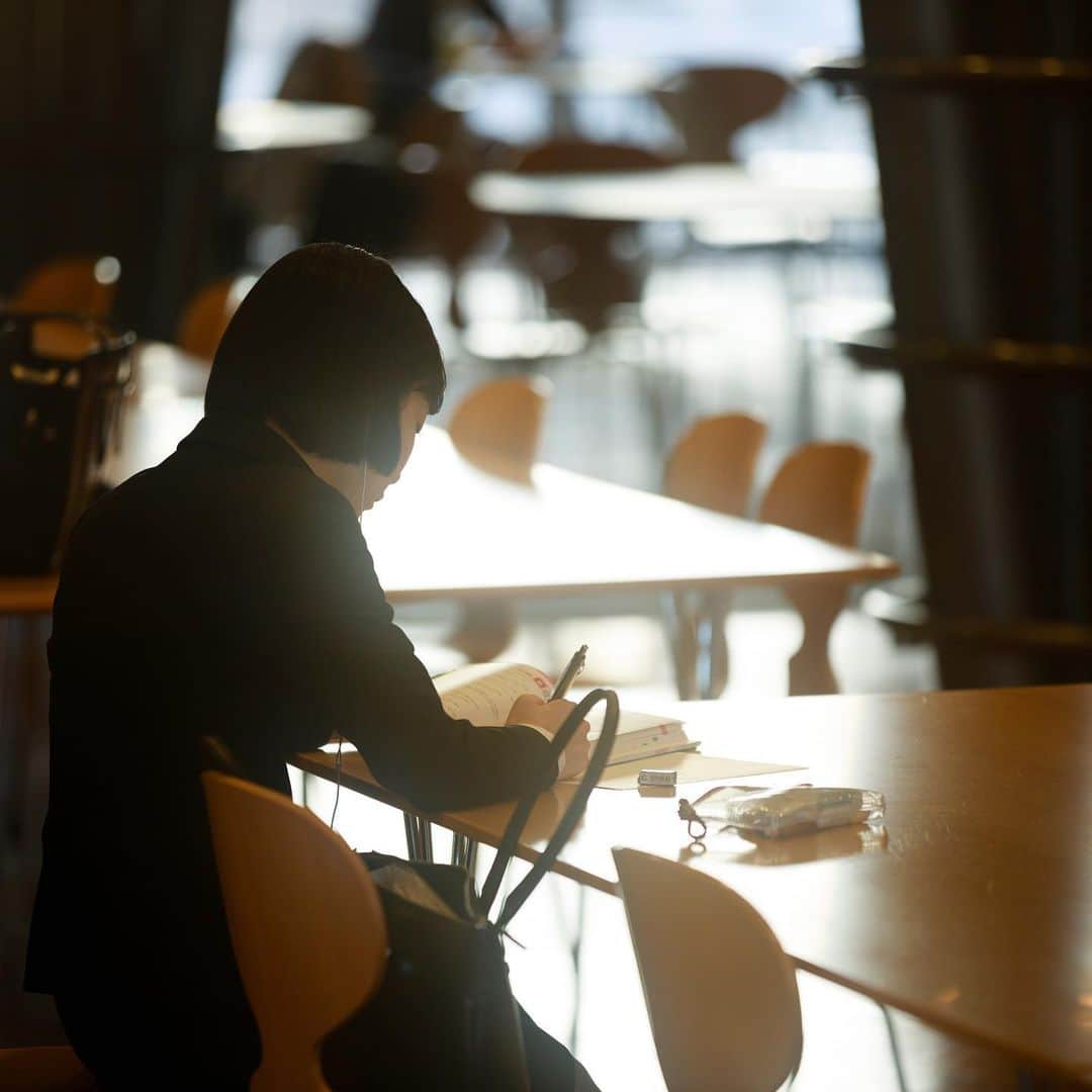 Meiji Gakuin/明治学院大学/明学さんのインスタグラム写真 - (Meiji Gakuin/明治学院大学/明学Instagram)「就活の踏ん張りどころ。がんばって！  #就活 #光 #勉強中 #白金 #アルネヤコブセン #大学 #明学 #カメラ #ファインダー越しの私の世界 #明治学院大学 #jobhunting #meijigakuin #university #camera #light #tokyo #japan #good #instagood #instalike #best #promotions」6月14日 14時30分 - mguniv
