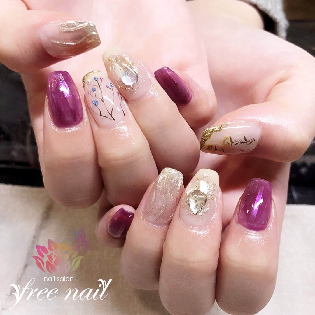 free nail フリーネイルのインスタグラム：「. お客様ネイル💅🏻🌼✨ . レトロネイル👑✨ . メタリックのサビ感がオシャレ👑✨ . ご来店ありがとうございました🙇🏻‍♀️🙇🏻‍♀️🙇🏻‍♀️💗 . #ネイル #フリーネイル #ネイルアート #ジェルネイル #ネイルサロン #大阪ネイルサロン #ネイルデザイン #ネイルチェンジ #レトロネイル #メタリックネイル #シェルネイル #小花ネイル #ミラーネイル #うねうねネイル #ニュアンスネイル #パープルネイル #デザインネイル #シンプルネイル #トレンドネイル #大人ネイル #夏ネイル #美甲 #日式美甲 #summernails #nailsart #nailsalon #nailsdid #newnails #newnail #freenail」
