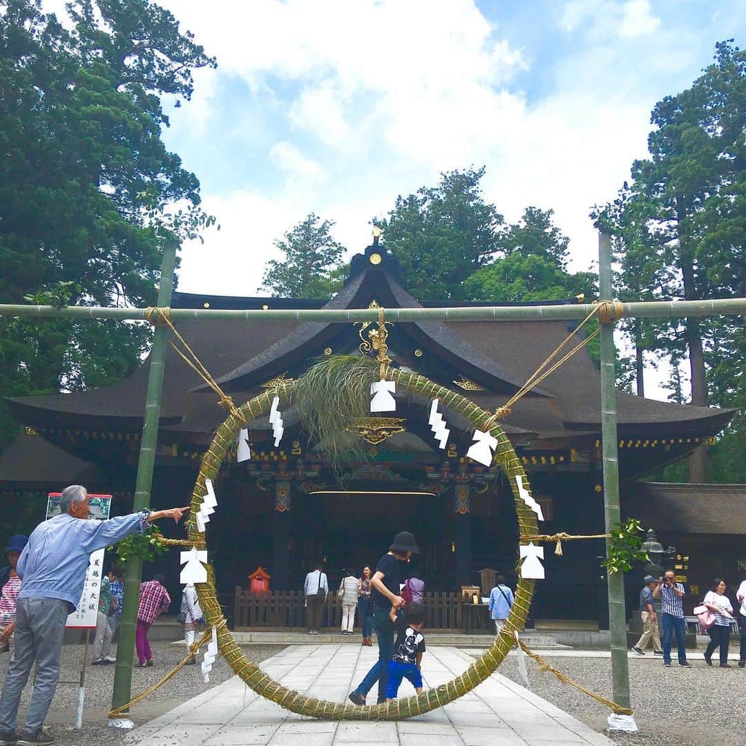 伊藤三巳華のインスタグラム：「大祓の日✨🙏お祓いに来たら偶然大祓の日☺️神様は待っていてくれました。この週末大祓に行かれるのはいかがですか？ #スピ散歩  #大祓 #あの形代を使えるチャンス」