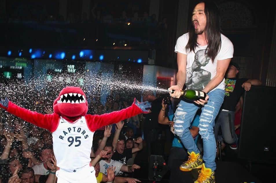 スティーヴ・アオキさんのインスタグラム写真 - (スティーヴ・アオキInstagram)「Party at Drake’s 🍾 @raptors @champagnepapi」6月14日 14時38分 - steveaoki