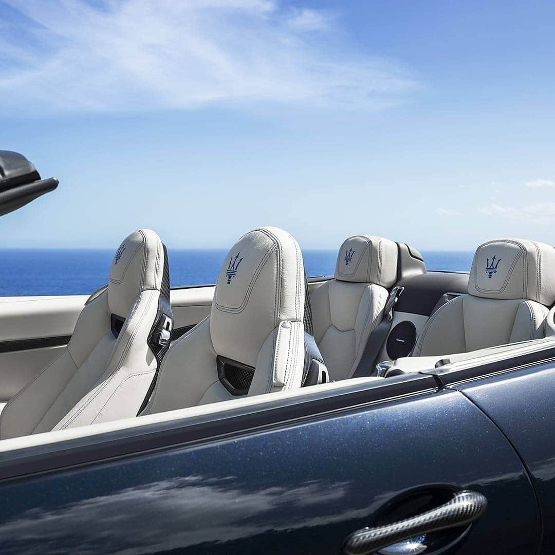 Maserati Japan | マセラティ ジャパンのインスタグラム：「爽やかな地中海の潮風を堪能するのにグランカブリオのオープンドライブは最適なチョイス。果てしなく広がる紺碧の海と青空をバックに、素晴らしい旅路がスタートします。 #Maserati #マセラティ  #MaseratiJapan #マセラティジャパン #GranCabrio #Mediterranean」