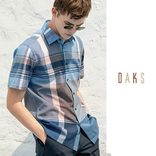 DAKS Koreaさんのインスタグラム写真 - (DAKS KoreaInstagram)「• DAKS Men  Air cool 🌬 습하고 더운 여름, 단 하나의 셔츠만 고를 수 있다면? 린넨보다 시원하고, 아무리 습해도 몸에 붙지 않는 닥스의 캐주얼 셔츠를 추천합니다. 닥스만의 노하우를 살린 깔끔한 마감처리로 고급스러운 분위기는 덤!  네이비 체크 울 혼방 반팔 캐주얼 셔츠 #DMSH9B304N2  #닥스 #daks #클래식 #classic #셔츠 #여름패션」6月14日 14時51分 - dakskorea_accessories