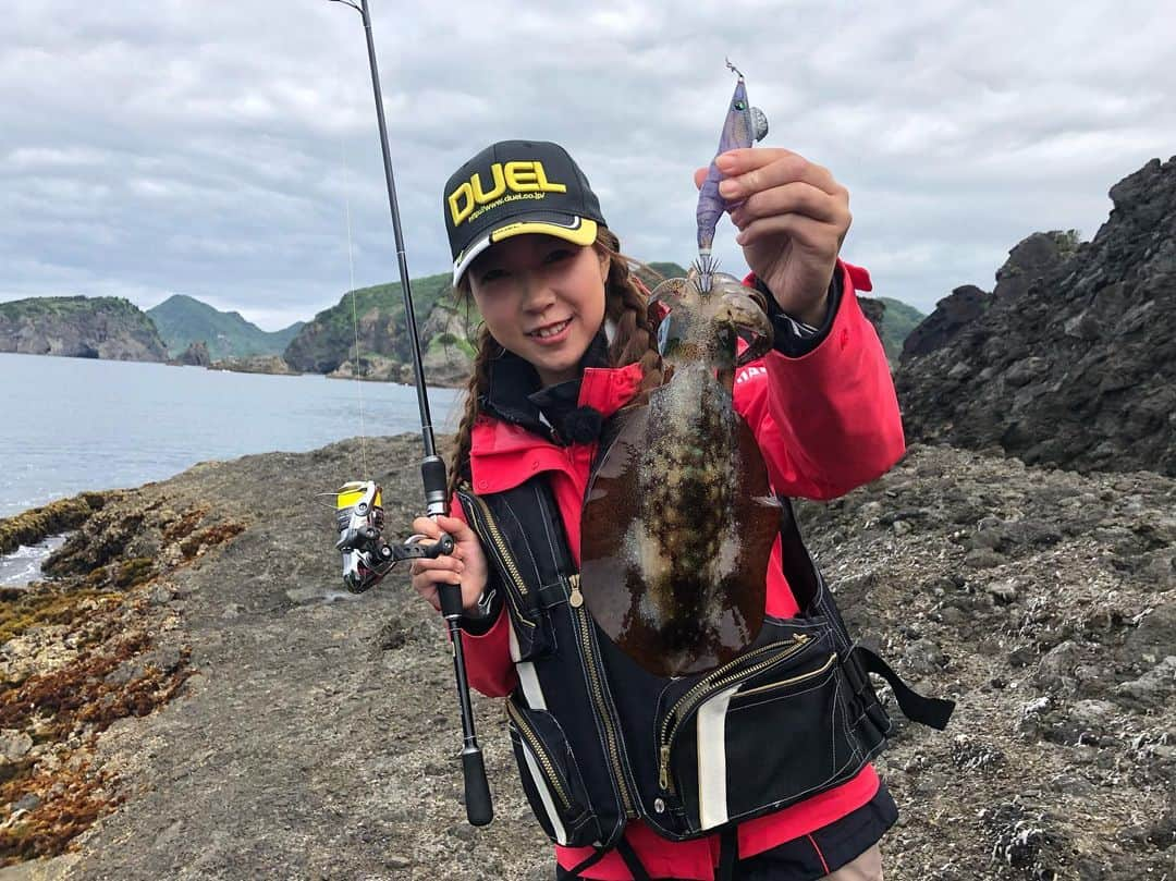 あさいあみさんのインスタグラム写真 - (あさいあみInstagram)「#イージーフィッシング ロケ🎣🎣🎣 笛木さんとエンドウさんとでした❣️❣️❣️ 人生初のエギング🦑エギングのテクニックは、バス釣りと全然違うくて最初の方はなかなか苦戦しましたが無事にゲット出来ました🦑🦑🦑イカ釣り楽しい！！！ これも笛木さんとエンドウさんのおかげですね🦑 笛木さんとエンドウさんのテクニックのO.Aお楽しみにっ！！💁‍♀️💖💖💖 #DUEL #釣り #釣り人 #エギング #エギング初心者 #笛木展雄 #あさいあみ」6月14日 15時03分 - asai_ami