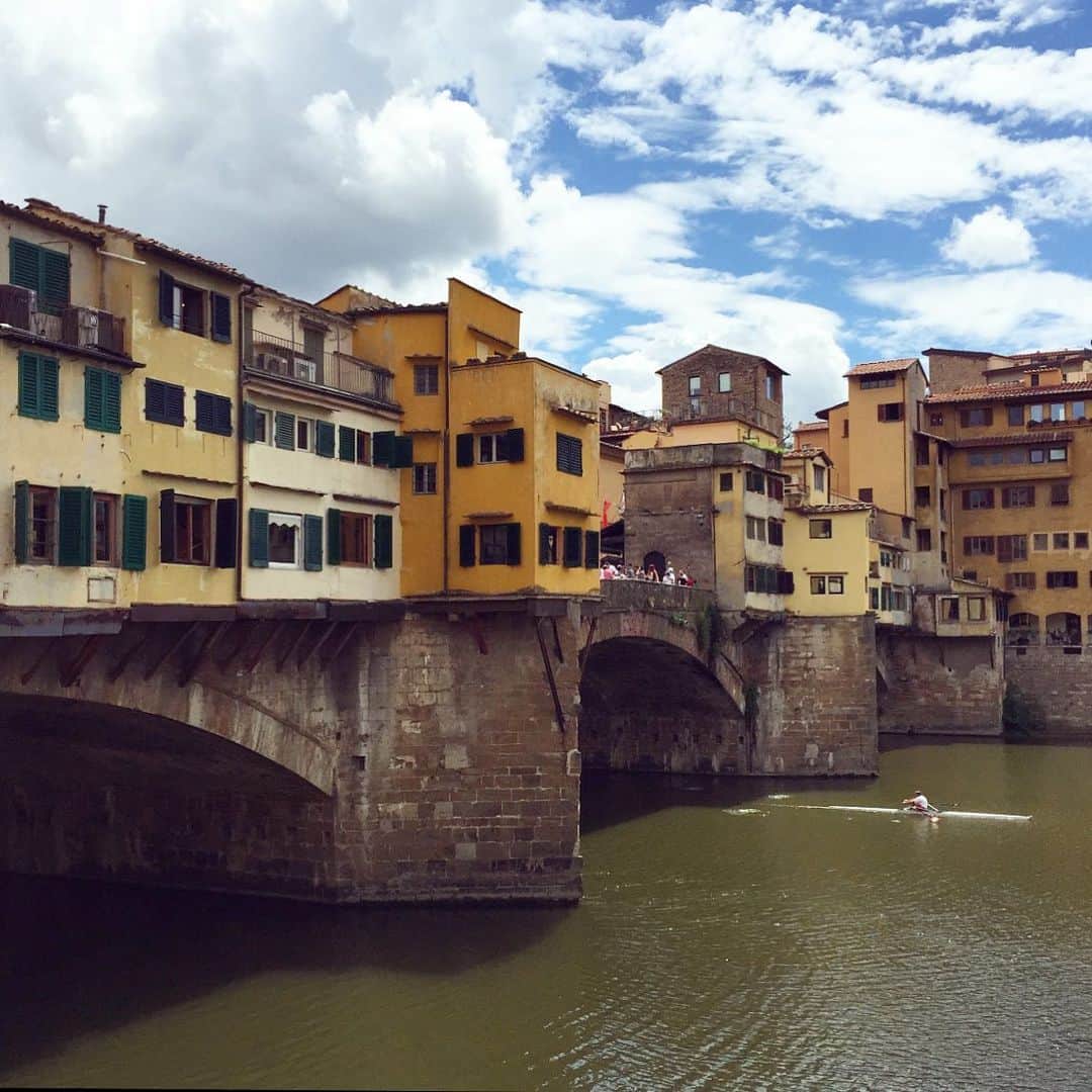 スコット・シューマンのインスタグラム：「I woke up like that 💁🏼‍♂️ Literally, the view from my bedroom at the fantastic @lungarnocollection Portrait! Florence never gets old!」