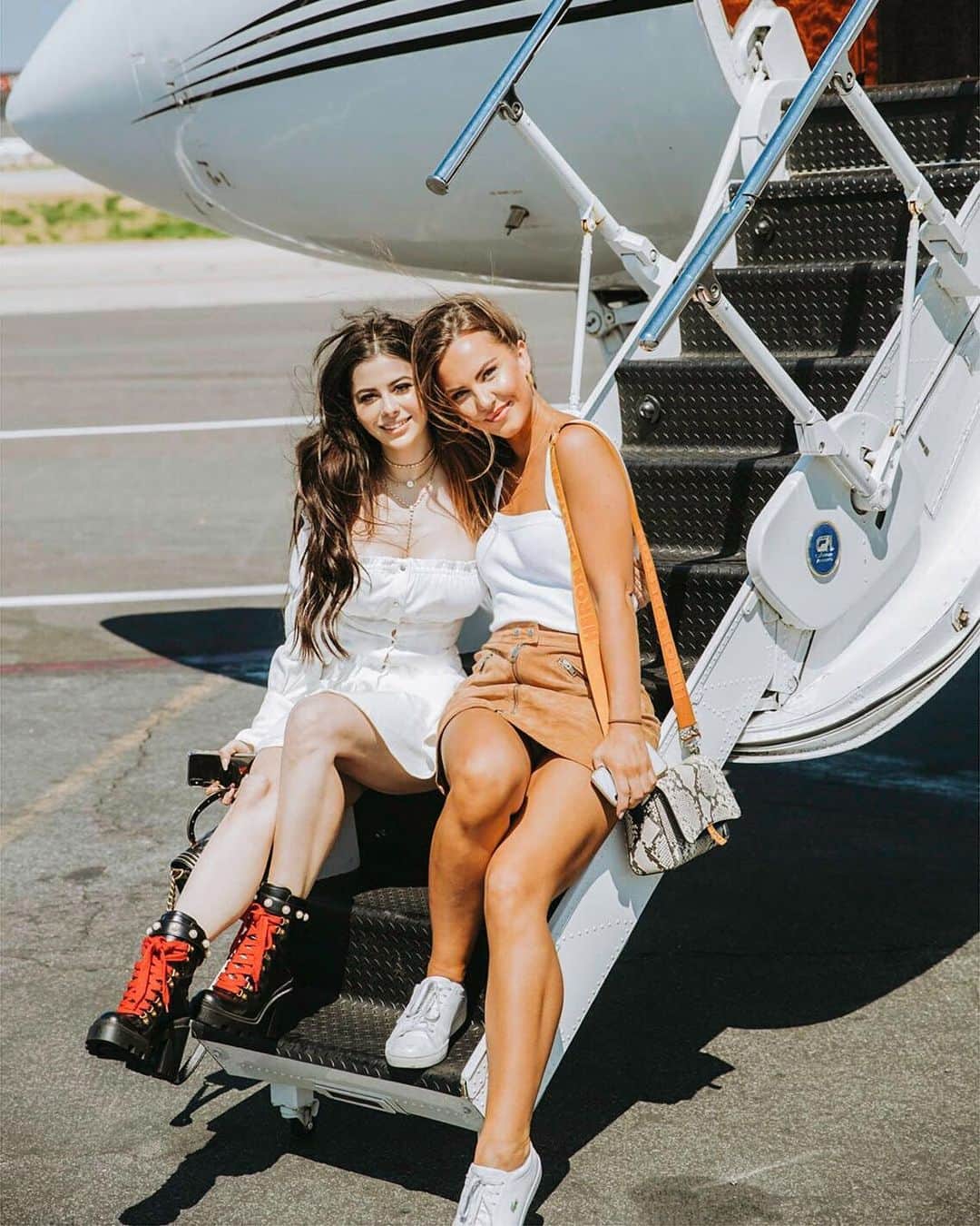 Azzyさんのインスタグラム写真 - (AzzyInstagram)「Nothing like an adventure with your friends @gracewatkins  If you could go anyway with your friend where you go? ✈️」6月14日 14時59分 - azzyland
