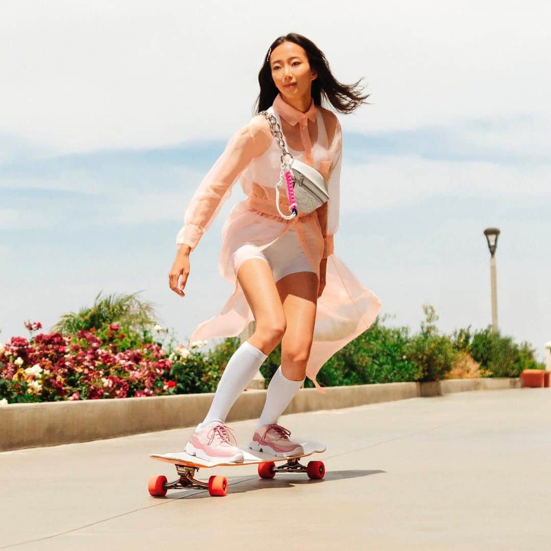 Vogue Taiwan Officialさんのインスタグラム写真 - (Vogue Taiwan OfficialInstagram)「#voguefashionnow  韓國長板女神高孝周 @hyo_joo  因行雲流水的滑板舞蹈技巧而備受矚目，她的穿搭魅力也受到粉絲推崇與效仿。這次她以 @charleskeithofficial 本季時髦的運動鞋和非傳統的滑板裝扮搭配，重新詮釋了運動休閒風格的樣貌。 #高孝周 #kohyojoo #charlesnkeith #longboard #rollerskates #sportlife #sportstyle」6月14日 15時11分 - voguetaiwan