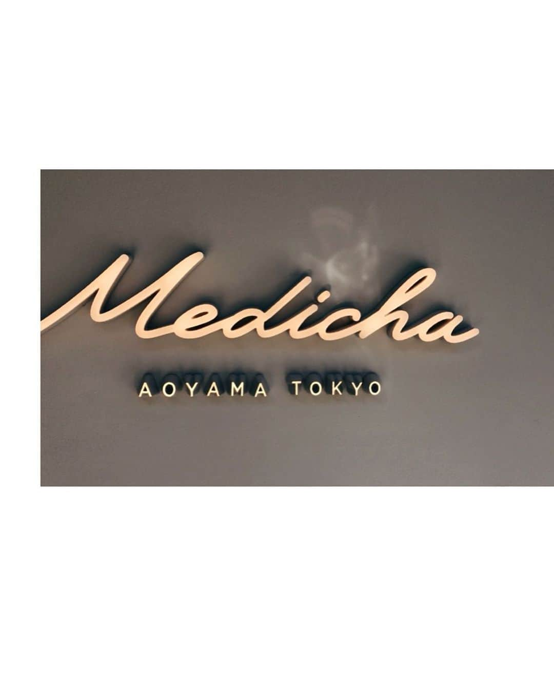 堀舞紀さんのインスタグラム写真 - (堀舞紀Instagram)「medicha.  今海外セレブやニューヨーカーの間で話題の メディテーション(瞑想)サロンが南青山にオープンしたので 行ってきました🌼 . . メディテーションはまだ日本ではそんなにメジャーではないのですが海外ではごく普通に日常に取り入れられているんですよね🧘🏾‍♀️ . 今回行ったサロン @medicha.jp は、メディテーションのみを行うのではなく その前後の時間にも着目して優雅なひと時を過ごしつつ五感を刺激して日々のストレスから自分の心をホグシ、クリアな感覚に導いていくトータルメディテーションを行なってくれるスタイル🌿 . 内容はいくつかあって 私は今回"clear"をセレクト。 今の自分をスッキリとした心で観察してみたくて🙄 . 80分のコースです。 心とカラダがスーッッ て軽くなる感覚でビックリ！！ . とてもとても 癒されて、スッキリ〜🌿 . アロマの香りを吸い込んだり、 京都のお茶菓子とお茶を🍵🍡楽しんだり。 一つ一つ、 丁寧に自分の為に費やす時間に ウットリしてしまいました🤤 . セカセカ イライラ してしまう事が多い世の中。 たまには自分へのご褒美に、と こんな贅沢な時間の使い方も悪くないな〜 . これからどんどんこのようなサロンが海外みたく増えていくんだろうなー。 まさに日本と欧米を融合した洗練された素敵なサロンでした😍 . 行く方は是非締め付けのない動きやすい格好で行ってみてくださいな🤤 . #南青山 #medicha #メディーチャ #ご褒美 #meditation #メディテーション #art #japanesetea #煎茶 #海外セレブ #瞑想 体験してきたよー #表参道 #tokyo #japan  #numerotoky #frontrow」6月14日 15時08分 - mainohori