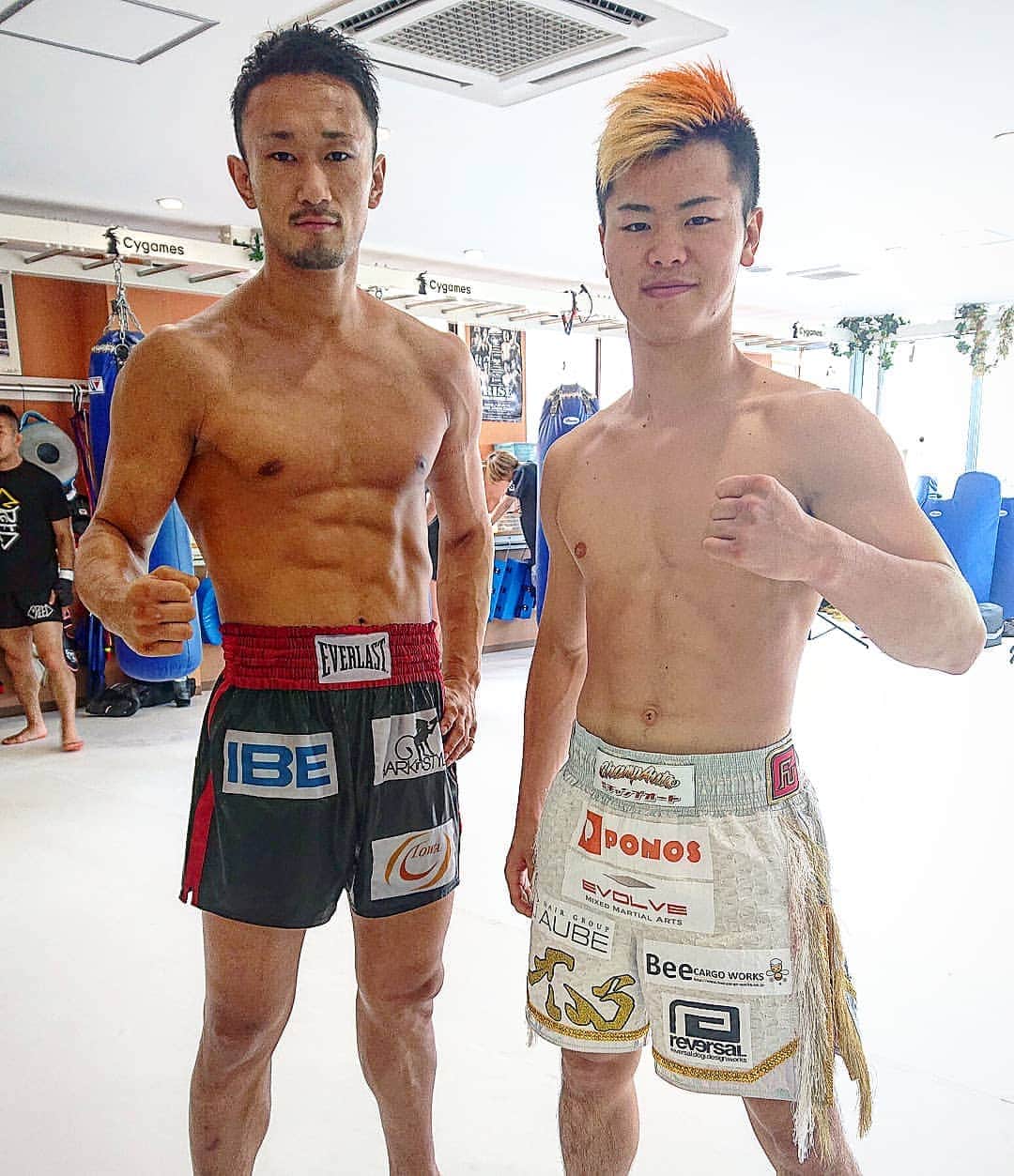 梅野源治のインスタグラム：「@tenshin.nasukawa  芯はぶれずに、お互いこのままいこうぜ👊👍 #対談 #スパーリング」
