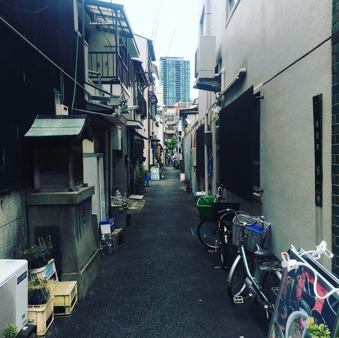 宮田麺児のインスタグラム：「路地からスパイスの香り。 覗く。 スパイスカレーと書かれた看板。 扉開ける。  めちゃくちゃ美味いスパイスカレー出てきた。  #カレー#スパイスカレー#スパイス#中崎町#路地#裏路地#サムヤ」