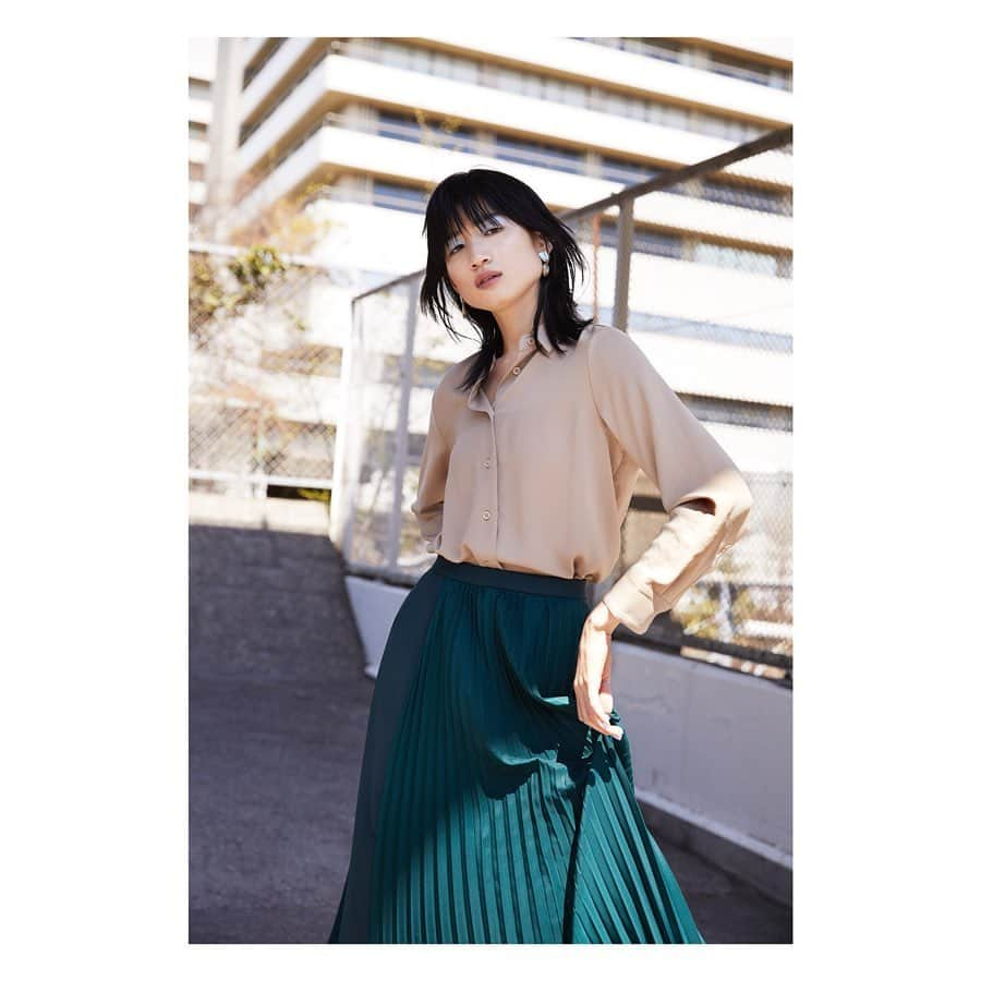 CIROI CIROI × MINETV VOL.1 ONAIRのインスタグラム：「【STYLE】 ＿＿＿＿＿＿＿＿＿＿＿＿＿＿＿＿＿＿＿＿＿＿＿＿＿ Shirts: Silky standerd shirts Color: beige/navy/khaki/white Price: ¥11,000⇨¥5,500+tax . Skirt: Hard pleats skirt  Color: green/navy  Price: ¥22,000+tax⇨¥13,200+tax. ￣￣￣￣￣￣￣￣￣￣￣￣￣￣￣￣￣￣￣￣￣￣￣￣￣ . Shirts. CIROI発売当初からの定番で人気アイテムのシルキースタンダードシャツ。 とろみのある素材が体を華奢に見せてくれて繊細な縫製とステッチで上品な大人の雰囲気を出しています。 デコルテが美しく見えるように設計されたボタンの位置など、こだわりのつまった一枚です。 . Skirt. ハリ感のある生地を使用したプリーツスカートです。ラメ糸が含まれているので、プリーツをあてることにより、光の加減で様々な表情を見せてくれるデザインとなっております。サイドにあしらった毛足の長いフリンジ素材がエッジーな印象を与えます。 . #CIROI」