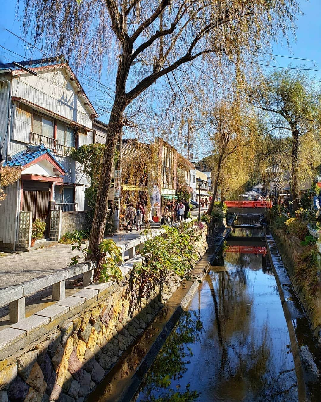 旅行比較サイト・トラベルコ 理想の旅を、いちばん安く。さんのインスタグラム写真 - (旅行比較サイト・トラベルコ 理想の旅を、いちばん安く。Instagram)「ペリー提督が黒船を率いて来航したことで知られる下田。歴史の教科書でおなじみのこの地に #大人の修学旅行 してきました！  1枚目写真は下田駅からほど近い絶景ポイント、#寝姿山展望台 からの眺め。遠くにうっすら見える三角形は #伊豆大島 です。  2枚目写真は #ペリーロード 。ノスタルジックな石畳の小路にお洒落なカフェや雑貨屋さんが建ち並び、目移りしまくりでまっすぐ歩けません(笑)  海あり、山あり、幕末情緒あり。さらに今なら #下田公園 のあじさいがちょうど見ごろです。フォトスポットいっぱいの港町、ぜひ訪れてみてください♪ * * * あなたが訪れた旅先での写真に《 @travelko_chan 》《 #トラベルコ 》《 #travelko 》とタグ付けして投稿してみてください！こちらのアカウントで紹介させていただくかもしれません♪ * * * #下田 #伊豆 #南伊豆 #絶景 #国内旅行 #japan #travel #trip #japantrip #japantravel #ig_japan #visitjapan #sightseeing #フォトジェニック #旅行好きな人と繋がりたい #写真好きな人と繋がりたい #女子旅 #一人旅 #カメラ女子 #カメラ男子 #instatravel #travelgram #travelko #トラベルコ #トラベルコちゃん @shimodatourismassociation」6月14日 15時18分 - travelko_official