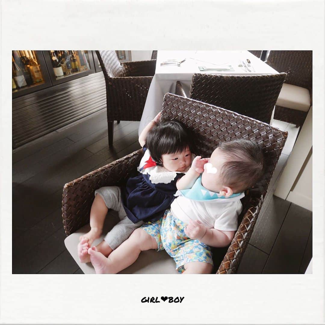 のインスタグラム：「. . この2人可愛すぎ事件🥺❤️ 男前に腕あげて口説いてるみたいなやつウケるし、3枚目のご機嫌笑顔もたまらん💕 rairaiは終始クールだった😎 . #同い年ベビー #生後半年 #生後6ヶ月 #赤ちゃんのいる暮らし #女の子ベビー #男の子ベビー #ママリ」