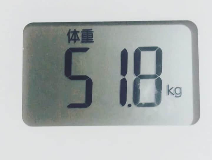 のインスタグラム：「. ダイエットアカウントらしく インスタ映えは無視して 載せていきたいと思います🧸 . 帰国してからの写真を取れなかったのですが 6/12 の時点で53kgありました🧚🏻‍♀️てへ . 現在落ち着いてこんな感じ！ 内脂肪が増えてしまっているので 外食以外は クリーンな食事を気をつけたい！ . しかし、お誕生日のお祝いをしてくれるそうなので そこは大いに楽しみます💕 特に、、、有名パティシエさんのケーキが食べれるから 本当に楽しみすぎて😭💕 . 今日は ファイナルグリーンに マキベリーを入れて ミルク割りで飲みました！ . その後に キウイ2こ りんご1/2こ食べました🧸 . 夜はフレンチーーーー！！！ . その前に阪急ウェディングさんに 行ってきます🧸💕 . #体重公開 #体脂肪率公開 #体重公開ダイエット #体脂肪率減らしたい #体脂肪率 #レコーディングダイエット #ダイエット記録 #ダイエッターさんと繋がりたい  #10kg痩せる方法 #痩せる方法 #ダイエット宣言 #ダイエット #ダイエット記録 #ダイエッターさんと繋がりたい #水着 #swimwear #糖質制限  #低糖質 #低糖質ダイエット #ロカボ #糖質制限ダイエット #ボディメイク  #igers #iger #lit #litty #좋아요꾹꾹 #좋아요꾸욱 #일상스타그램 #셀카그램 #얼스타그램」