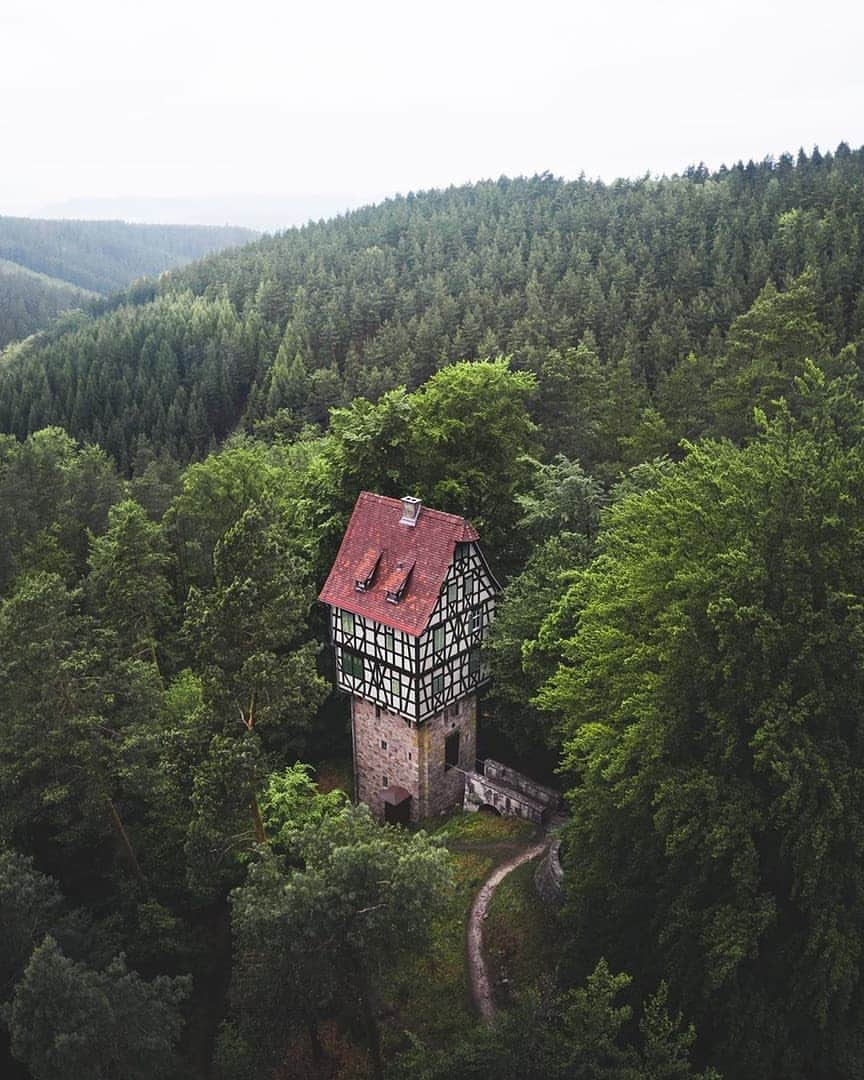 Discover Earthさんのインスタグラム写真 - (Discover EarthInstagram)「Very interesting vibe to this mysterious looking house hidden somewhere in the middle of the German forest ! 🏠🇩🇪🌲 Tag someone who would want to go exploring there ! — 📍#DiscoverGermany — 📸  Photo by @ericreinheart」6月14日 15時25分 - discoverearth