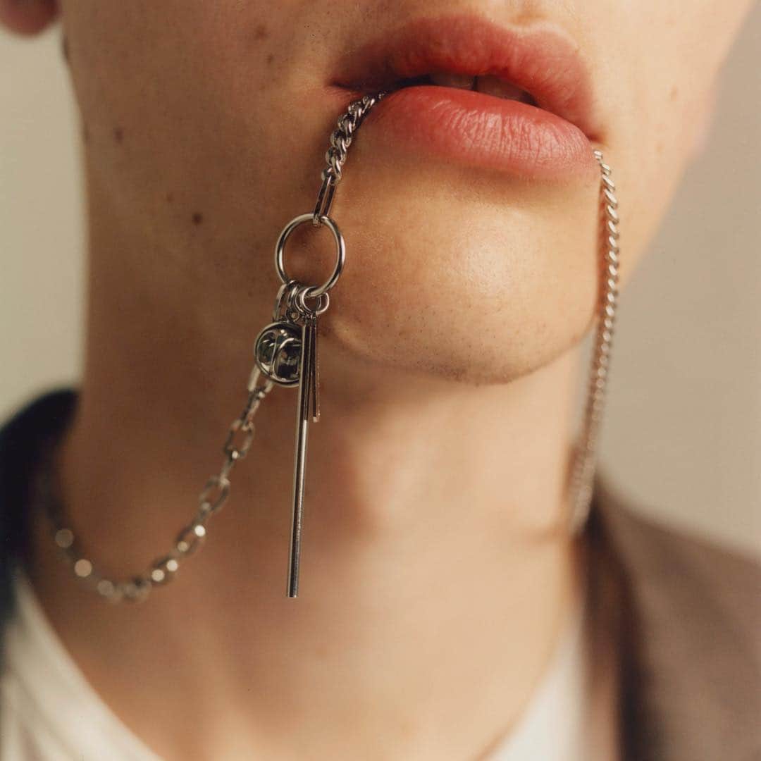 Justine Clenquetさんのインスタグラム写真 - (Justine ClenquetInstagram)「OUT NOW 🧷 Discover the new pieces of our Justin•e collection, exclusively on our website.  #justineclenquet #unisexjewelry」6月14日 15時25分 - justineclenquet