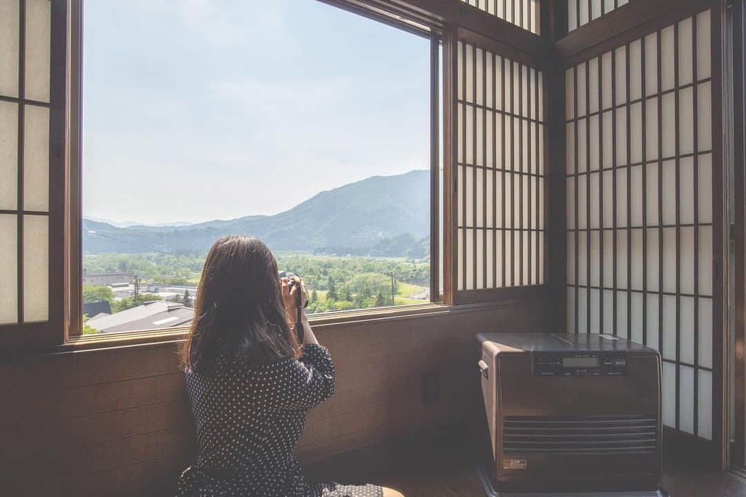 東北女子さんのインスタグラム写真 - (東北女子Instagram)「. 櫻井木芥子店隱藏景點：#こけし堂 . 前一篇 #桜井こけし店 ，其實背後有一間小商店兼咖啡廳，是以前使用的工房改造的。 （偷偷說：從店家有個秘密通道可以通XD） . 小小的空間、塌塌米座位、一望無際的鳴子景色，好想賴在這裡一整天！！❤️ . 很可惜...只有在假日或連休營業💦 . 真的是一個很棒的地方，建議大家可以多多詢問，讓店家多開一點天數😂 . 木芥子堂 📍營業時間於官網確認：@kokeshido 📍交通：JR鳴子溫泉站徒步5分鐘 . . #日本東北 #東北女子travel #宮城 #鳴子溫泉  #鳴子 #溫泉 #日本木芥子 #こけし #體驗 #日本旅行 #東北旅遊 #japantravel #東北自助 #行くぜ東北 #サザエさんの愉快なタビin宮城 #miyagi #みやぎ春ジェニック #kokeshi #tohoku」6月14日 15時26分 - tohoku_girl_official