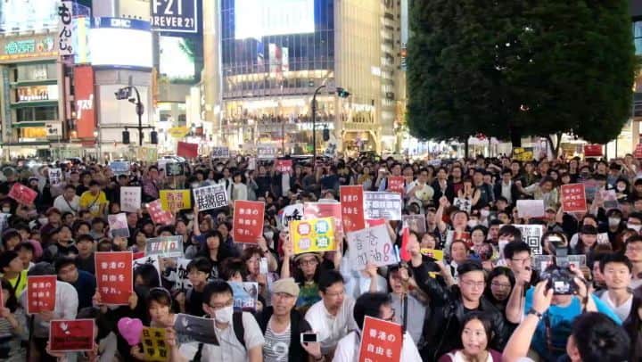志葉玲のインスタグラム：「昨晩の渋谷ハチ公前。香港のデモへの連帯行動。 #香港加油 #TOKYOantiELAB」