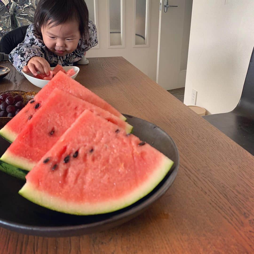 鈴木六夏さんのインスタグラム写真 - (鈴木六夏Instagram)「キューピー初めてのスイカに大興奮😆 毎回ご飯のたびにスイカを 「いーちーごー！いちーごーぉー！」と催促がすごい🤣  赤いけどイチゴじゃなくてスイカだよ。笑。」6月14日 15時27分 - rikuka.62