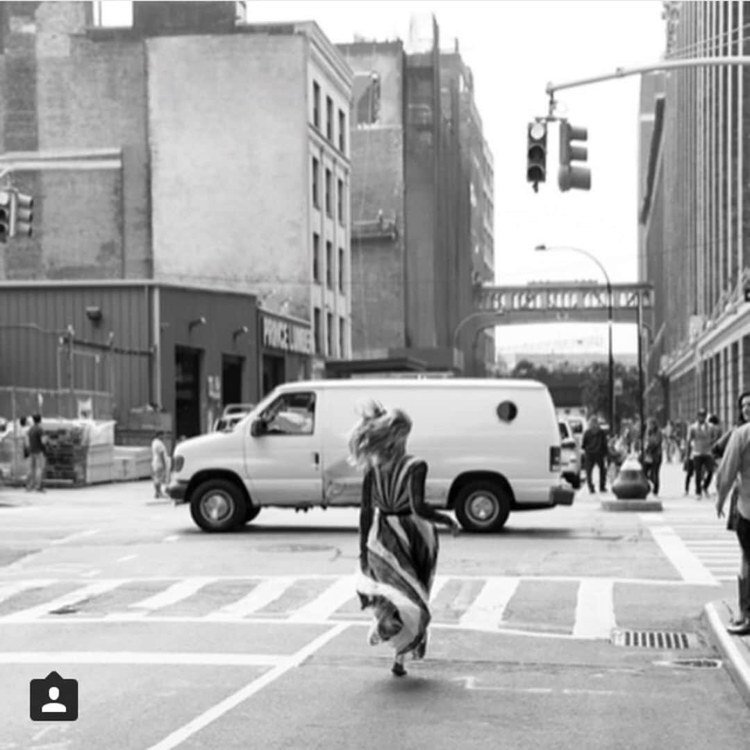 アシュリー・ハートのインスタグラム：「#TBT Running towards or running from?  Avoiding what’s here to be felt? Seeking freedom can trip us up,  As it’s from the Self, not in running.  Caught in reacting, we can consciously choose,  To play the game, above hearts bruised. No longer lost in either or, yet found in alive stillness.  #NYC #creativewritting」