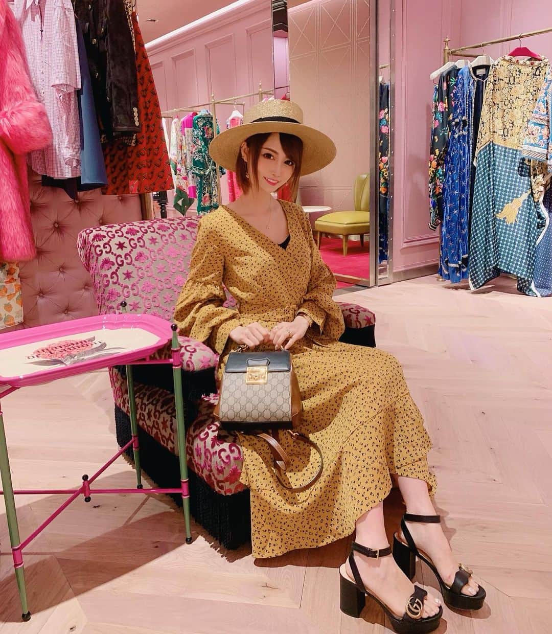 のインスタグラム：「GUCCIが好きすぎる🥺💋 友達の誕生日プレゼント買いに行くつもりが、新作可愛すぎて自分のお帽子とお洋服お買い物してもうた🥺www ． そんなGUCCIの担当さんも褒めてくれたワンピースは @emiriawiz_official のもの✨ 色も形も可愛い💋💋💋 ． #ootd #emiriawiz  #GUCCI #GUCCIコーデ #GUCCI女子」