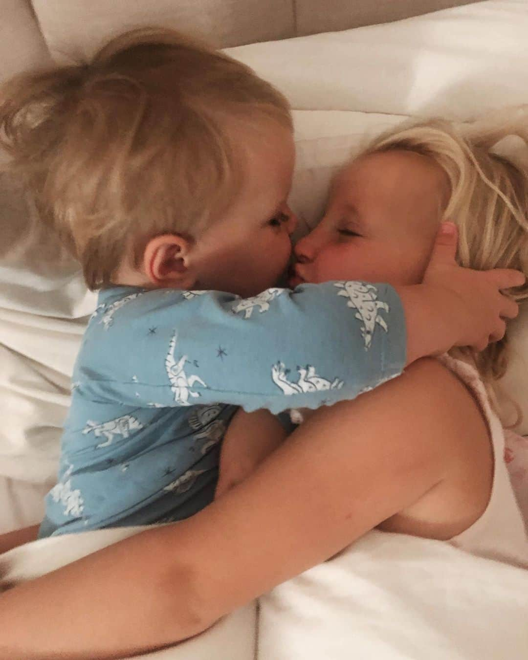 ビリー・フェアーズさんのインスタグラム写真 - (ビリー・フェアーズInstagram)「Cuddles before school 🙊💙💗 ... My little  bed heads ☺️ ... #happyfriday」6月14日 15時43分 - billieshepherdofficial