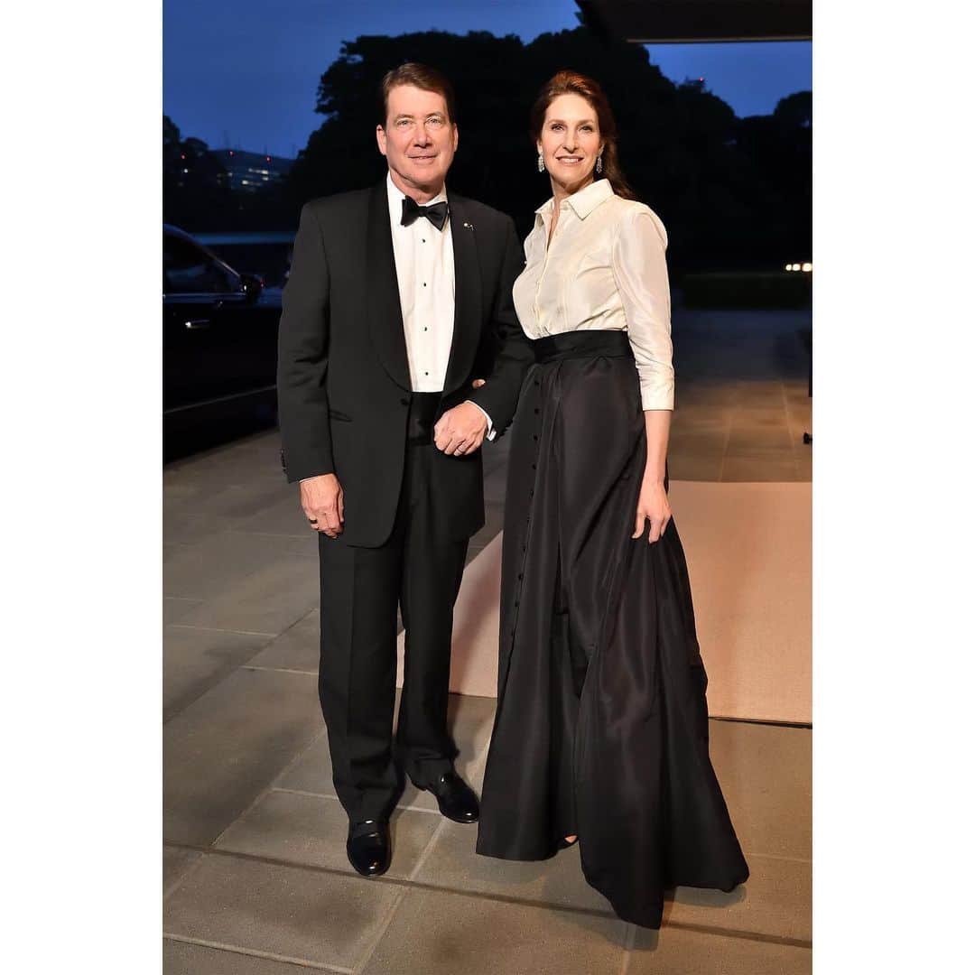 のインスタグラム：「先日の宮中晩餐会に出席された時のハガティ大使と奥様のクリシーさん モノトーンで合わせててとても素敵なお二人😘 . #us #usa #america #dress #dressup #dinner #banquet #imperial #blackandwhite #photooftheday #fashion #fashionista #monotone #couple #ambassador #アメリカ #ファッション #ファッショニスタ #ドレスアップ #白黒 #お揃いコーデ #カップル #皇居 #晩餐会 #日本 #東京 #japan #tokyo」