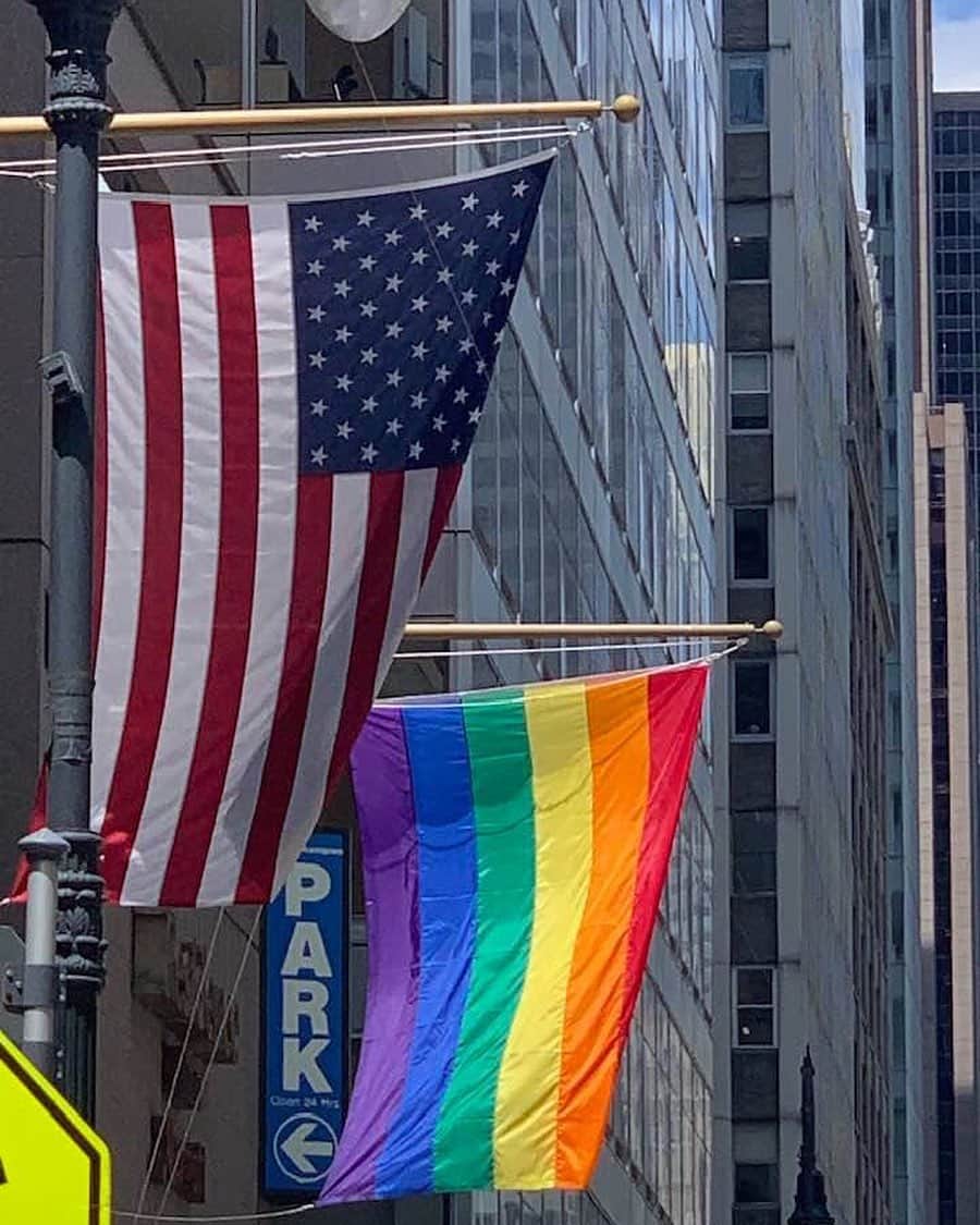 のインスタグラム：「プライド月間 in ニューヨーク🗽 . #us #usa #america #nyc #eastcoast #flag #rainbow #pride #studyabroad #citylife #streetscene #アメリカ #留学 #東海岸 #ニューヨーク #海外生活 #旗 #虹 #ストライプ #lgbt #june #6月 #世界 #equality #平等」