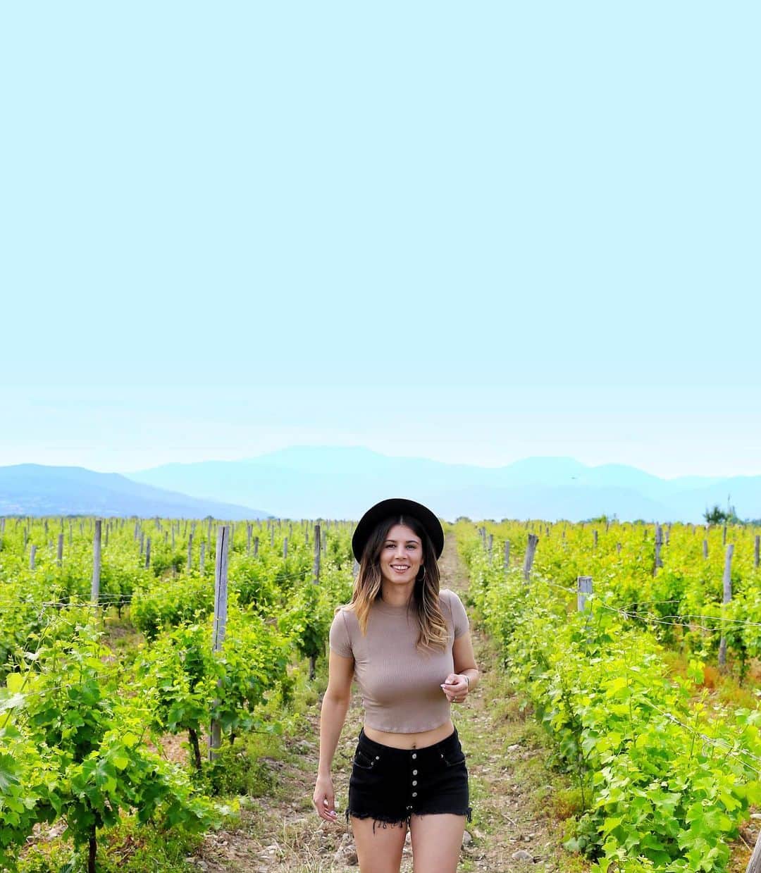 ツベタナ・ピロンコバさんのインスタグラム写真 - (ツベタナ・ピロンコバInstagram)「Grape vine fields in “The Rose Valley”, Bulgaria. Definitely a trip worth taking! 🍷🤪👯‍♀️ #explore #bulgaria #rosevalley」6月14日 15時49分 - tpironkova