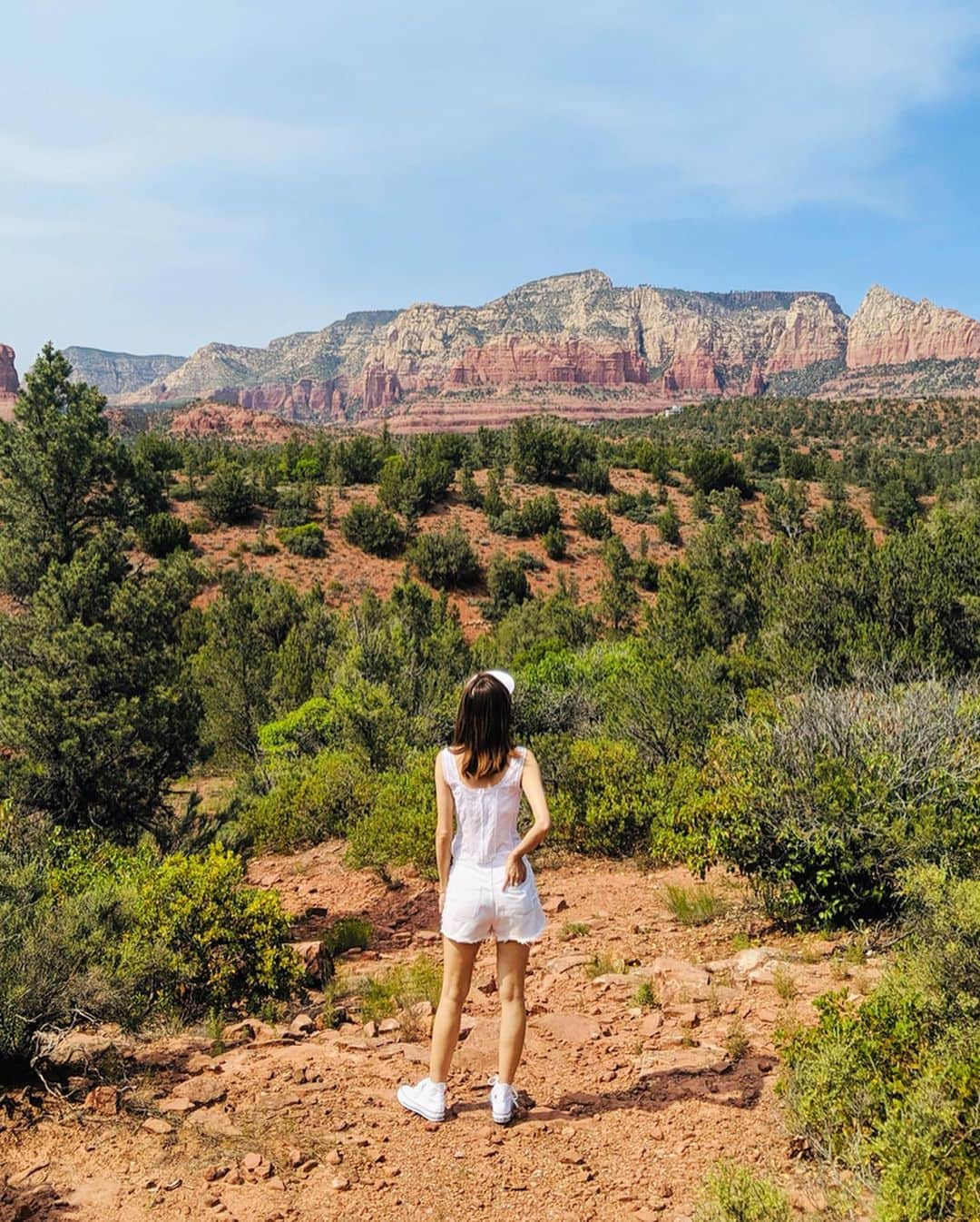 エリーローズさんのインスタグラム写真 - (エリーローズInstagram)「ネイティブ・アメリカンの聖地、セドナ🏜  ずっと楽しみにしてた旅がいよいよスタート☺️ 赤い砂岩のボルテックスに囲まれたパワースポットでエネルギーチャージ。ヒーリングパワーストーンもゲット。  #ComingToAmerica #Sedona #GooglePixel」6月14日 15時52分 - ellirose