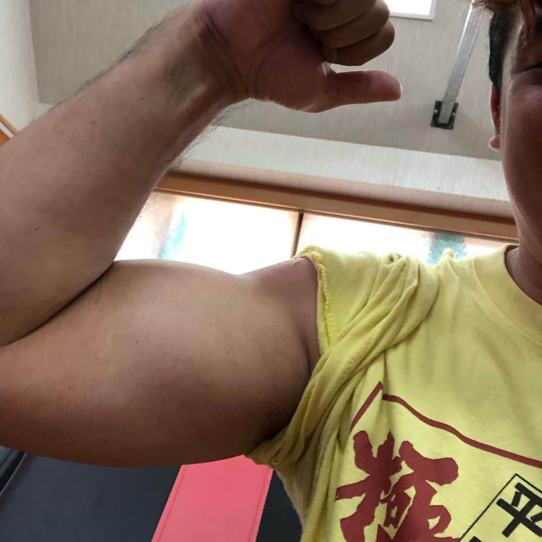 GOSAMARUのインスタグラム：「‪トレーニング終了！！‬ ‪出来ることをコツコツと。‬ ‪腕のトレーニングの前と後。‬ ‪全然違う( 笑 )‬ 加圧する事によって普段出来ることができなくなってなかなか辛い事がありますがトレーニングする事によって自分が変われたり身体が変化するのが分かるから楽しいです。 怪我の治りも良いと聞くので！ 今、僕の中で1番ベストなトレーニングが加圧トレーニングです。 ‪#加圧トレーニング #rd_pw #GOSAMARU‬ #沖縄 #リハビリ #筋トレ」