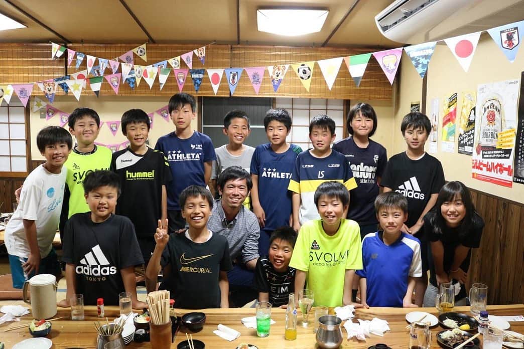 塩谷司のインスタグラム：「いつも遊びに行ったら暖かく出迎えてくれる大松サッカー少年団のみんなありがとう！！原点に戻れる場所でありいつもパワーもらってます！ また一緒にサッカーしよう！」