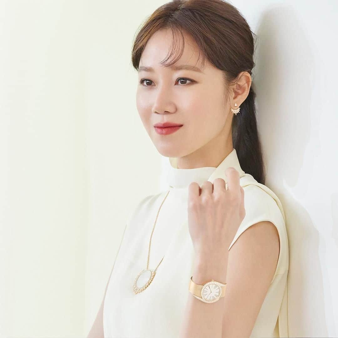 ピアジェさんのインスタグラム写真 - (ピアジェInstagram)「Radiate stylistically and literally with the finest materials and exacting designs, like Kong Hyo-Jin, @rovvxhyo, wearing our large #PiagetSunlight pendant and earrings.  #CatchTheSun #Piaget #PiagetSociety #KongHyoJin #공효진 #孔曉振」6月14日 16時00分 - piaget