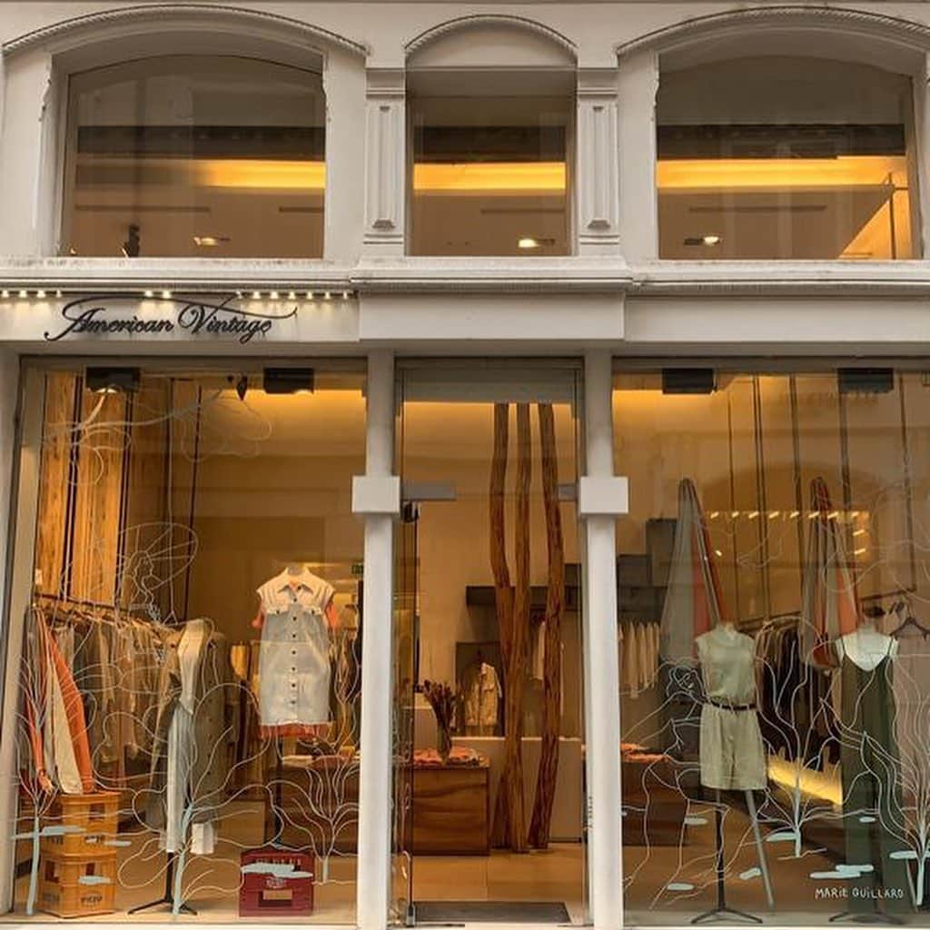 アメリカンビンテージさんのインスタグラム写真 - (アメリカンビンテージInstagram)「This week we invited the talented painter @marieguu to draw on the window of our Lyon’s boutique 👩🏻‍🎨For each purchase until Monday get an exclusive tote bag 🔥#americanvintage #lyon #painting #window #artist #french #ss19 #summer19」6月14日 16時00分 - americanvintage_officiel