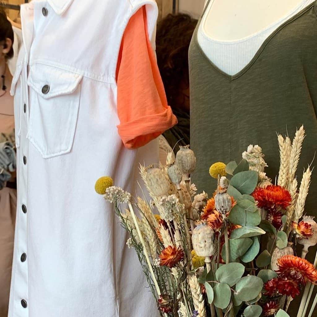 アメリカンビンテージさんのインスタグラム写真 - (アメリカンビンテージInstagram)「This week we invited the talented painter @marieguu to draw on the window of our Lyon’s boutique 👩🏻‍🎨For each purchase until Monday get an exclusive tote bag 🔥#americanvintage #lyon #painting #window #artist #french #ss19 #summer19」6月14日 16時00分 - americanvintage_officiel