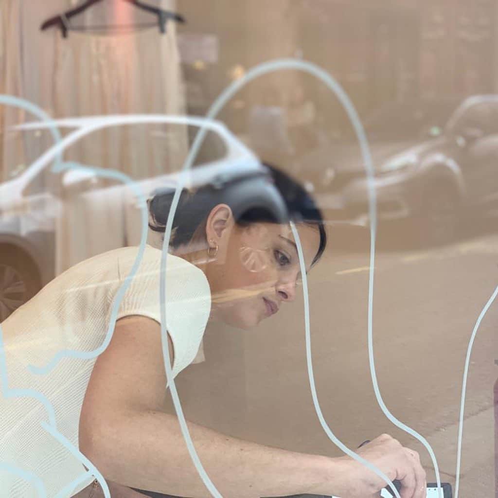 アメリカンビンテージさんのインスタグラム写真 - (アメリカンビンテージInstagram)「This week we invited the talented painter @marieguu to draw on the window of our Lyon’s boutique 👩🏻‍🎨For each purchase until Monday get an exclusive tote bag 🔥#americanvintage #lyon #painting #window #artist #french #ss19 #summer19」6月14日 16時00分 - americanvintage_officiel