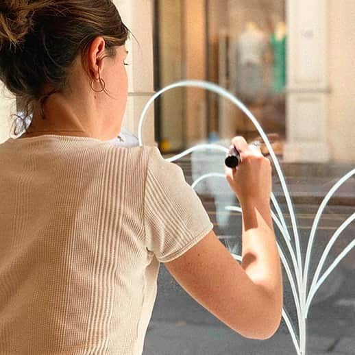 アメリカンビンテージのインスタグラム：「This week we invited the talented painter @marieguu to draw on the window of our Lyon’s boutique 👩🏻‍🎨For each purchase until Monday get an exclusive tote bag 🔥#americanvintage #lyon #painting #window #artist #french #ss19 #summer19」
