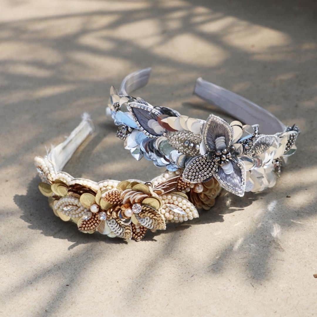 アクセサライズのインスタグラム：「With Royal Ascot just around the corner, we've got the perfect headbands for a twist on the traditional. Piled high with sequins and beaded flowers, our 3D embellished headbands finish your look with a hit of metallic shine. 🔍 6868861200  Tap the link in the bio to shop now. #Accessorize #races #RoyalAscot」