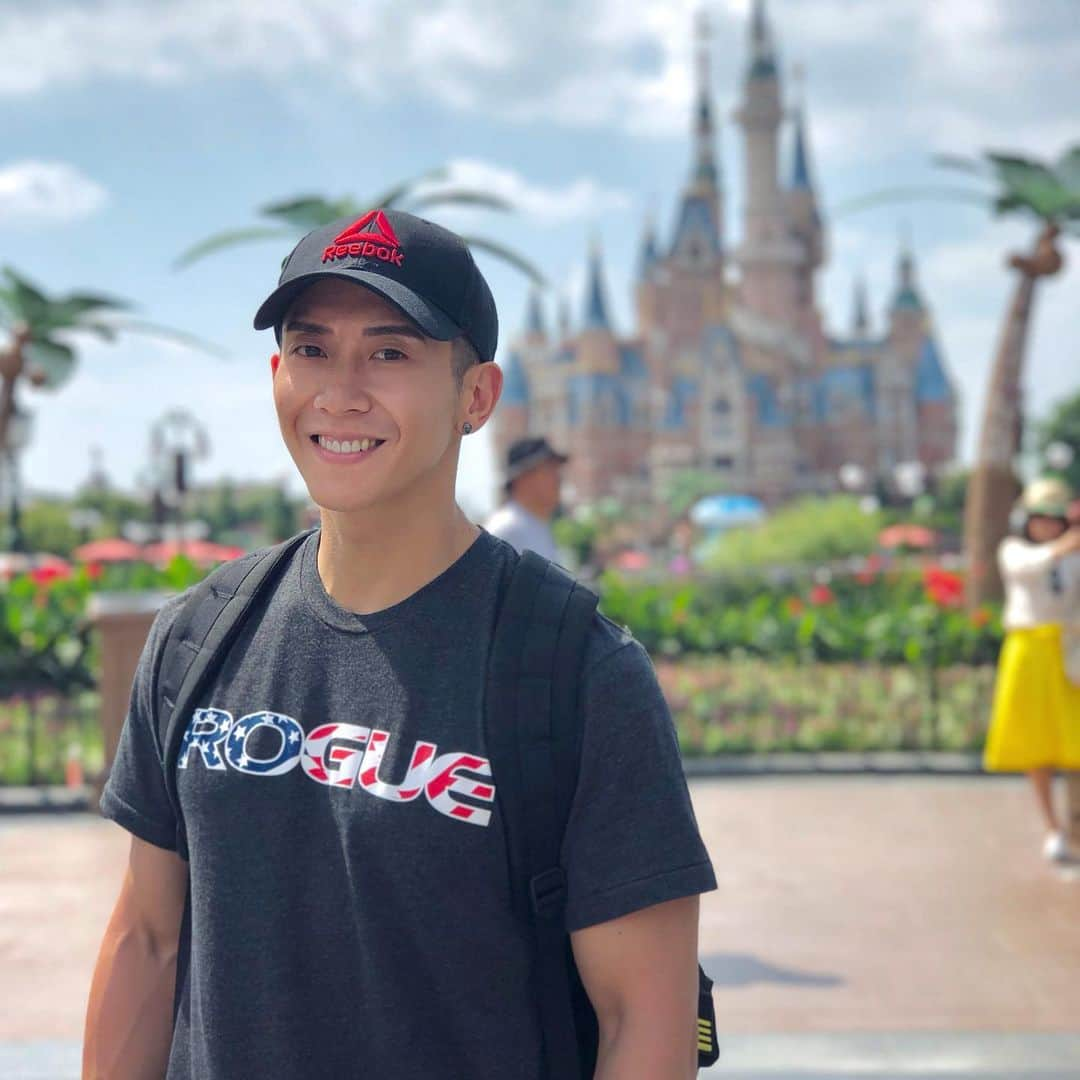 ブライアンさんのインスタグラム写真 - (ブライアンInstagram)「A nice day at @disneyshanghai The weather is awesome today~  상해디즈니에서... 날씨 완전 좋고 사람들도 좋고^^ #disneyresortshanghai #shanghai #disney #vacation #bestdayforever #family #fun #reebok #reebokkorea #ryourogue」6月14日 16時13分 - thebrianjoo