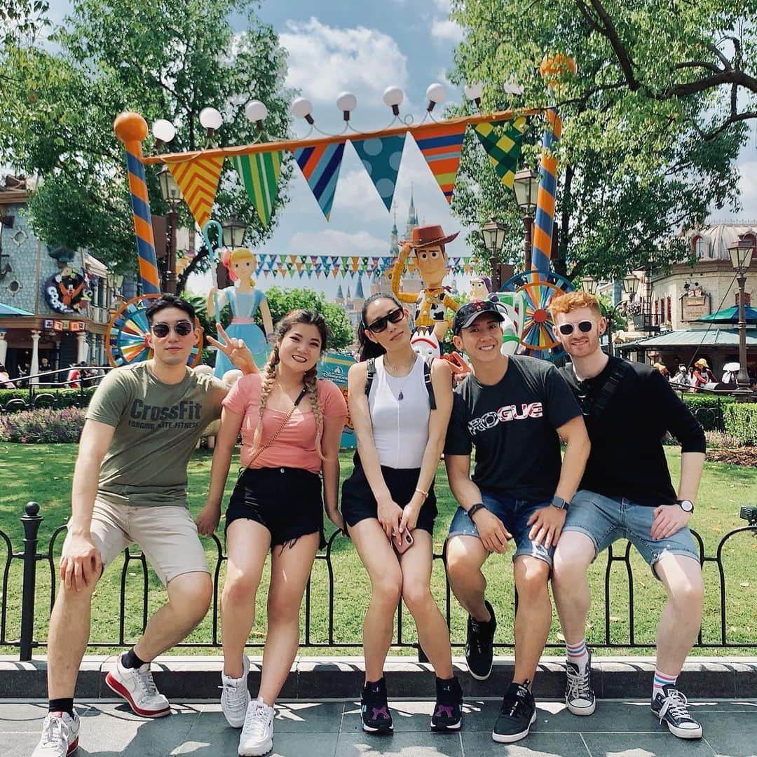 ブライアンさんのインスタグラム写真 - (ブライアンInstagram)「A nice day at @disneyshanghai The weather is awesome today~  상해디즈니에서... 날씨 완전 좋고 사람들도 좋고^^ #disneyresortshanghai #shanghai #disney #vacation #bestdayforever #family #fun #reebok #reebokkorea #ryourogue」6月14日 16時13分 - thebrianjoo