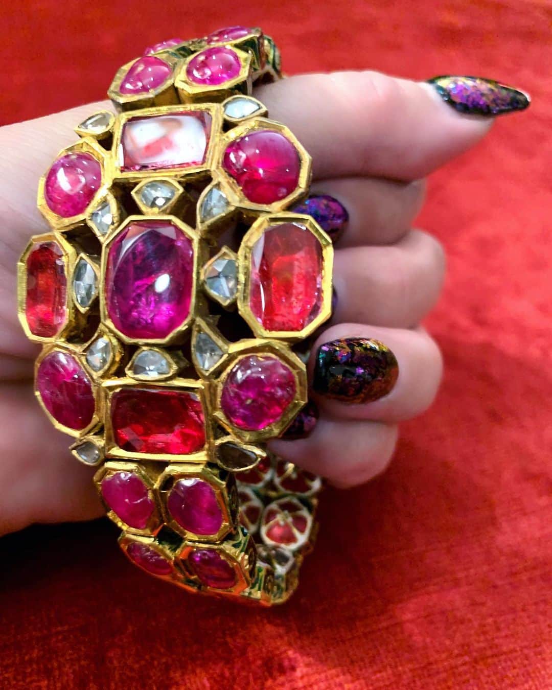 ジェニファー・ティリーさんのインスタグラム写真 - (ジェニファー・ティリーInstagram)「Maharajahs & Mughal #althanicollection at @christiesjewels #rubies #diamonds #spinel #enamel #bracelet #Indianjewelry #maharajas」6月14日 16時13分 - jennifertilly