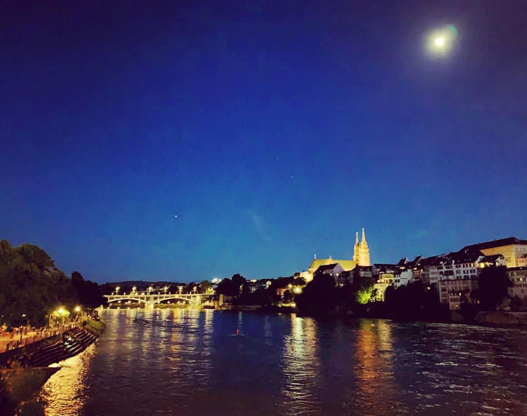 サーシャ・コーエンさんのインスタグラム写真 - (サーシャ・コーエンInstagram)「So here we are... on our last night in Basel, standing on a bridge over the Rhine River, thinking that this looks rights out of a fairytale. ✨ 🏰  #basel #rhine #europe #fairytale」6月14日 16時07分 - sashacohennyc